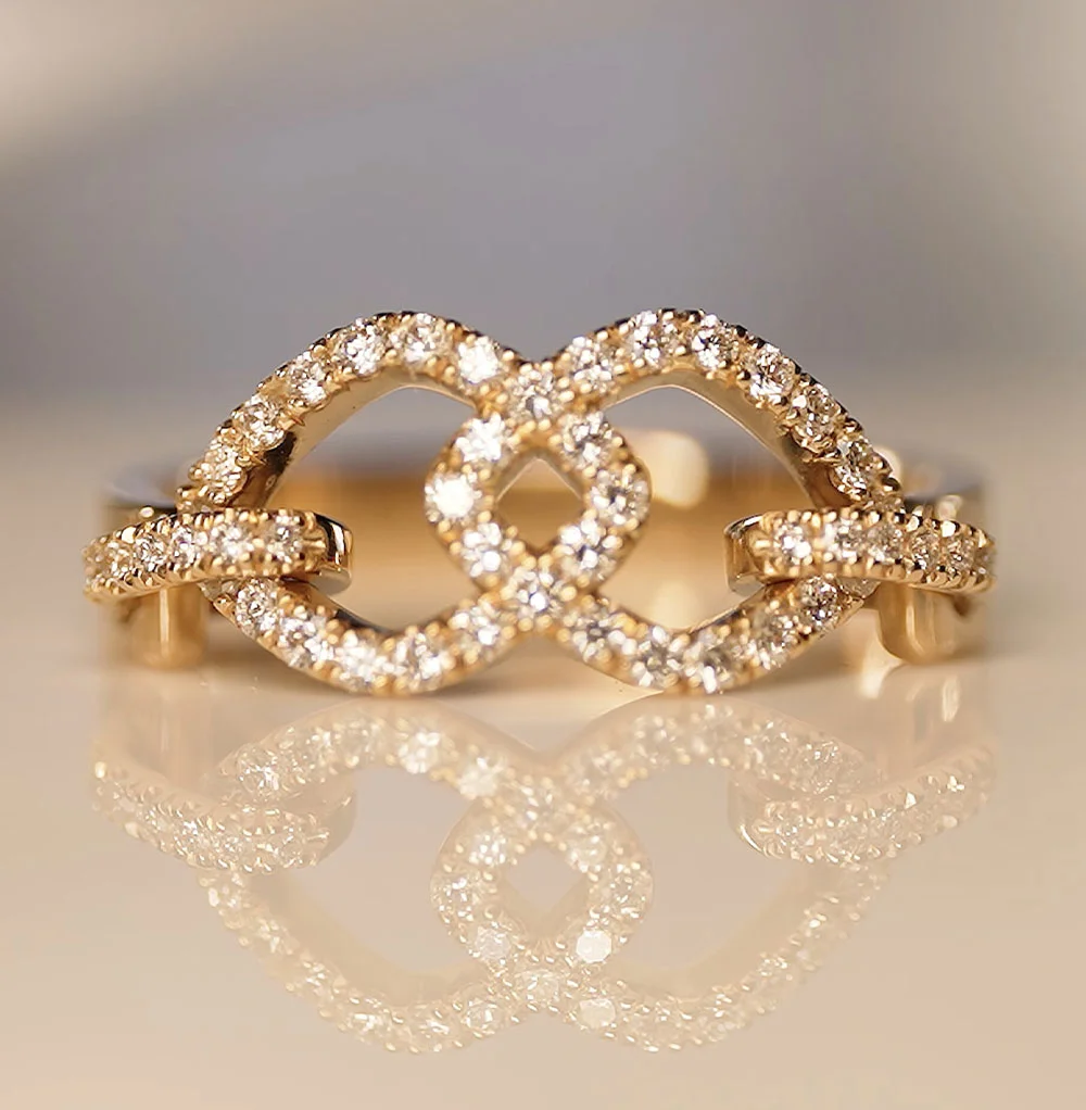 Bague pavée de diamants Courbet x Sofitel en or